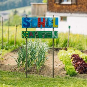 VAT_Schulgarten Schild Mit Garten Im Hintergrund- Gemeinde Schwarzenberg_©manuelpaul.com