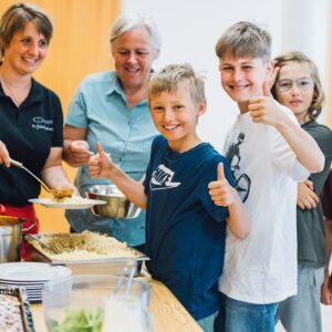 VAT_Kinder Mit Sandra Moosman Bei Der Essensausgabe- Gemeinde Schwarzenberg_©manuelpaul.com