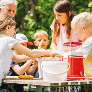 VAT_Kinder Mit Ihrer Popcorn Maschine – Schulgarten Schwarzenberg_©manuelpaul.com