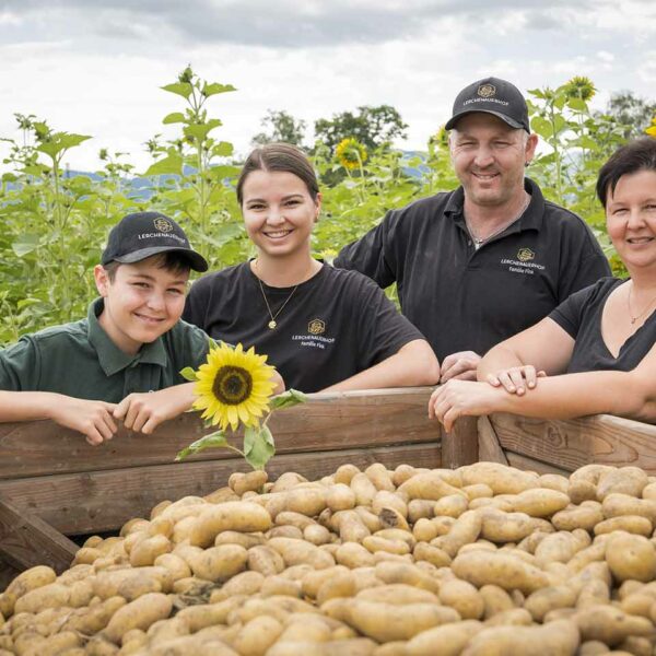 Familie Fink vor Kartoffelkiste - Foto: Michael Kreyer