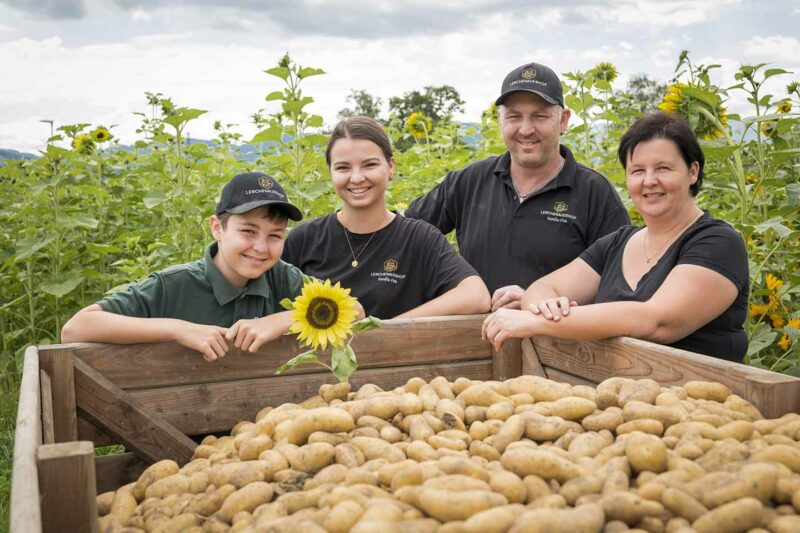 Familie Fink Vor Kartoffelkiste - Foto: Michael Kreyer