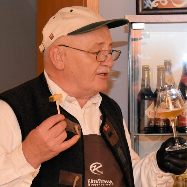 Reinhard Lechner mit Käse und Bierglas in den Händen