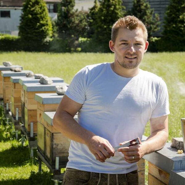 Rene Hetz bei seinen Bienenstöcken_Bio Imkerei Hetz_Foto Michael Kreyer