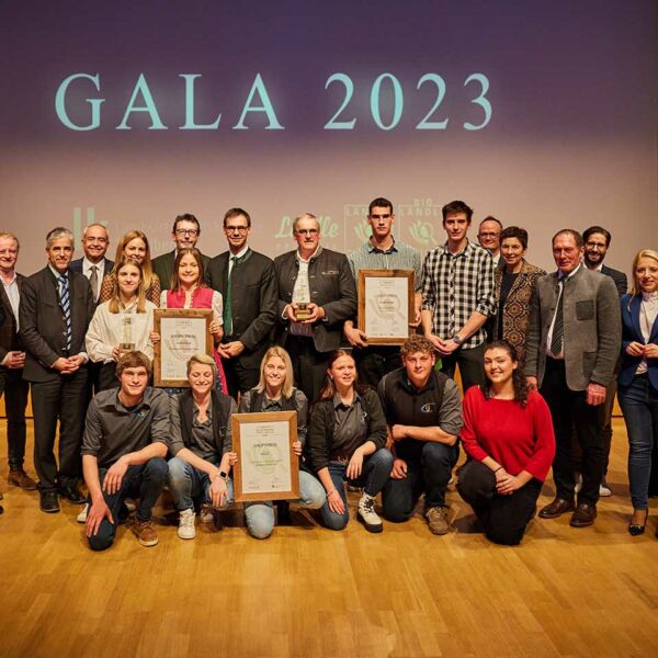 Siegerfoto mit allen Preisträgerinnen und Gratulantinnen - Ländle Gala 2023 - Foto Christoph Pallinger