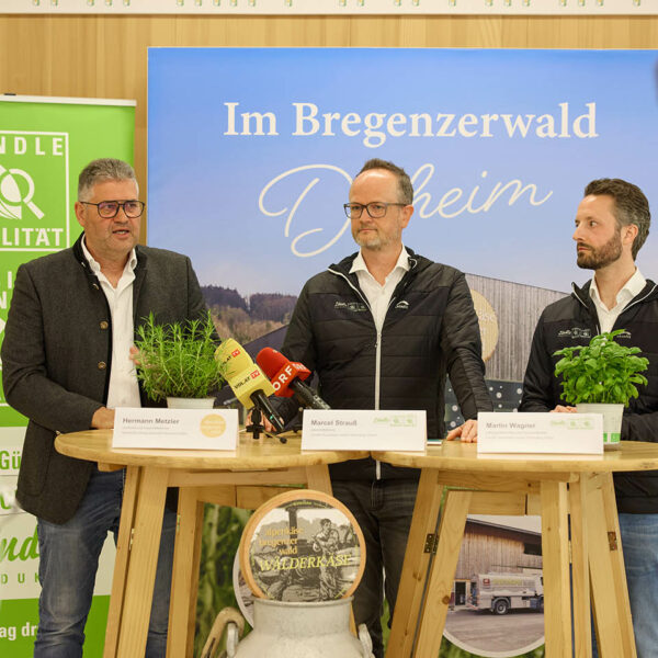 Hermann Metzler (GF Alpenkäse), Marcel Strauß (GF LQM) und Martin Wagner (Marketing LQM) auf der Jahres-Pressekonferenz (Foto: Christoph Pallinger)