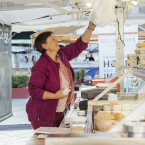 Schaf Und Ziegenlandwirt Im Möckle_Manuela Winsauer Am Markstand_Foto Manuelpaul