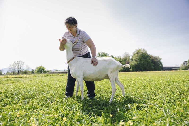 Schaf Und Ziegenlandwirt Im Möckle_Manuela Winsauer Mit Ziege_Foto Manuelpaul