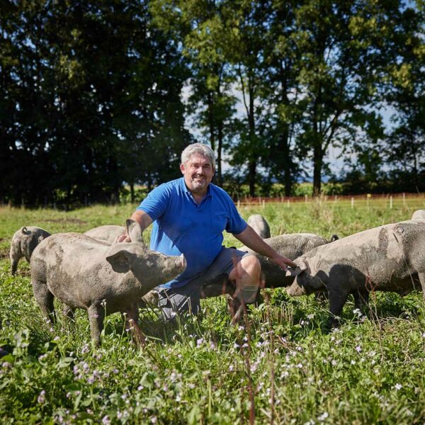 Stadlerhof_Josef Stadler mit seinen Weideschweinen_Foto Pallinger