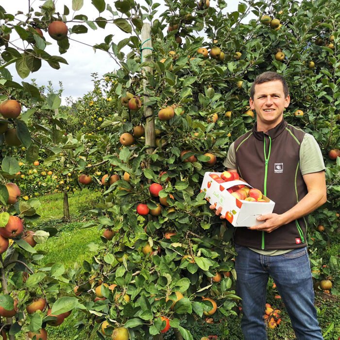 Simon Matt vom Balottahof präsentiert seine Ländle Äpfel. (Foto: Ländle Marketing)