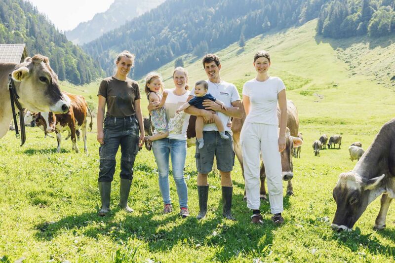 Alpe Weissenbach - Familie Ennemoser Mit Mitarbeiterinnen (Foto: Manuelpaul)