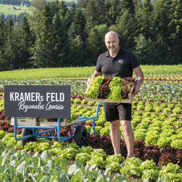 KRAMERs Feld - Klaus Kramer mit verschiedenen Salaten in einer Kist am Feld (Foto: Michael Kreyer)