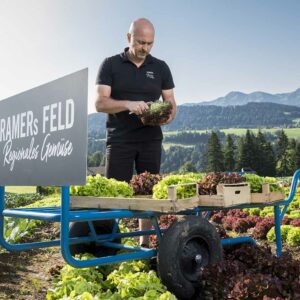 KRAMERs Feld – Klaus Kramer Beim Erntewagen (Foto: Michael Kreyer)