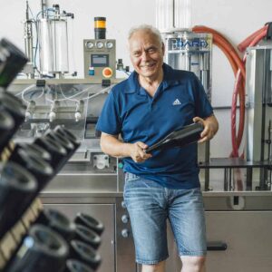 Der Edelbrenner – Gerhard Polzhofer In Der Brennerei (Foto: Manuelpaul.com)