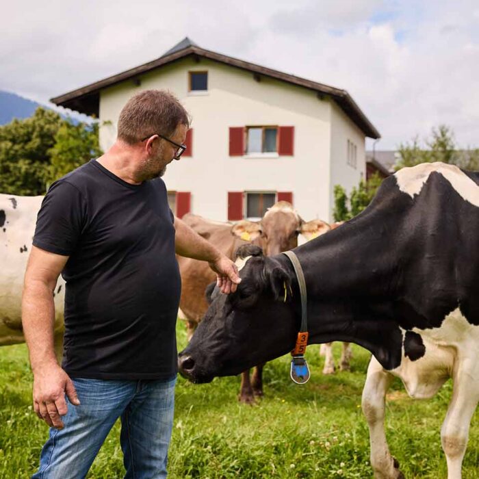 Lärchenhof - Michael Tschann mit Rindern vor seinem Hof (Foto: Christoph Pallinger)