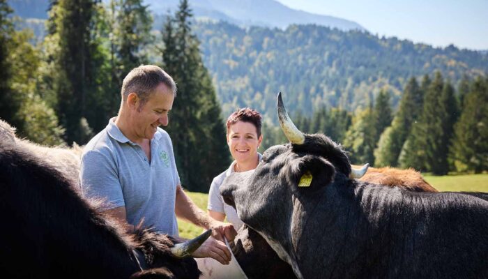 Dorner Hof- Markus Und Tanja Mit Rindern Am Feld - Foto Pallinger