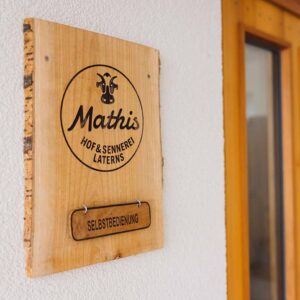 Mathis Hof – Holztafel Mit Logo – Foto Manuelpaul.com