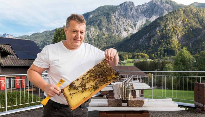 Bernhard Wagner Mit Seinen Bienen - Foto Michael Kreyer