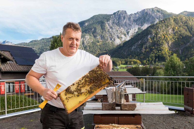 Bernhard Wagner Mit Seinen Bienen - Foto Michael Kreyer