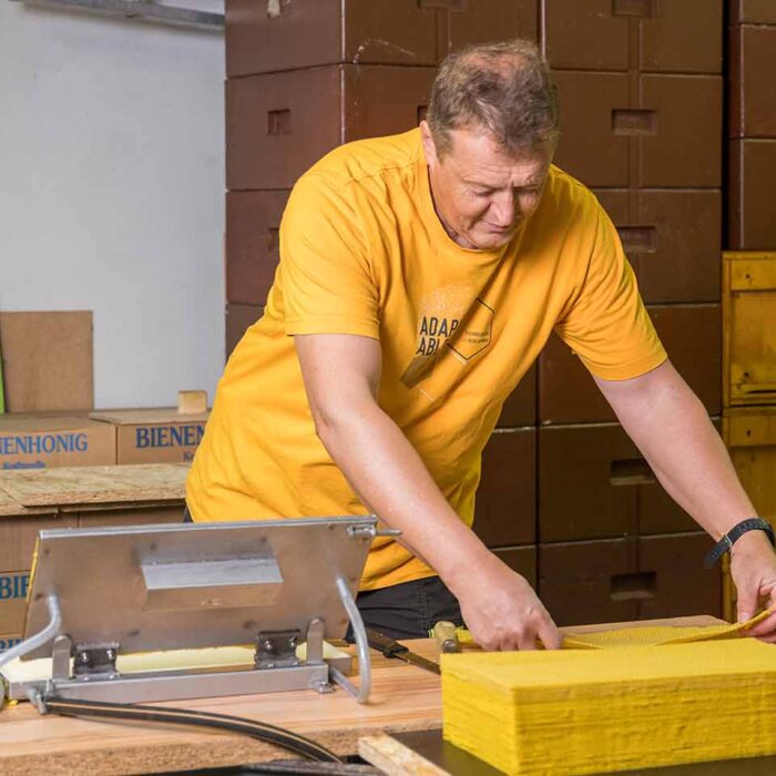 Bernhard Wagner bei der Herstellung von Bienenwachs-Rahmen - Foto Michael Kreyer