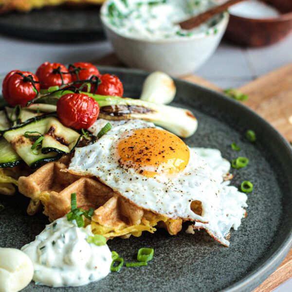 Röstiwaffeln mit Grillgemüse und Schnittlauchdip - Rezept: Nadin Hiebler