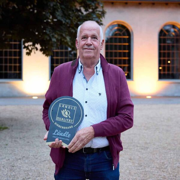 Norbert Bereuter mit Hoftafel bei der Landesprämierung 2024 - Foto Pallinger