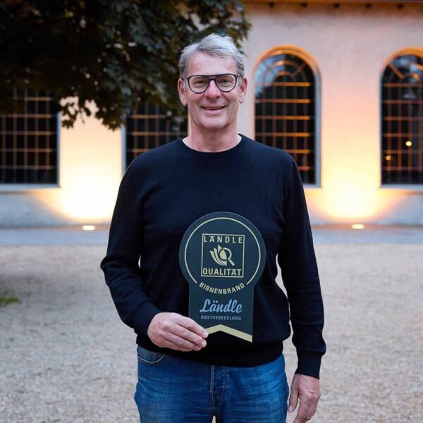 Reinhard Maurer mit Hoftafel bei der Landesprämierung 2024 - Foto Pallinger