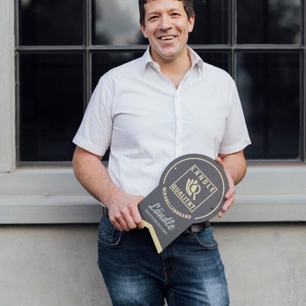 Klaus Metzler mit der Hoftafel (Foto: manuelpaul.com)
