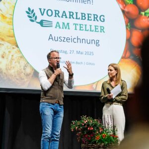 Vorarlberg Am Teller Auszeichnung 2025 – Landesrat Gantner Und Moderatorin Kerstin Polzer © Land Vorarlberg | Bernd Hofmeister