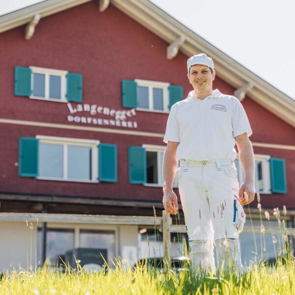Vor dem markanten Gebäude der Langenegger Dorfsennerei steht Betriebsleiter und Meistersenn Christoph Schwarzmann.