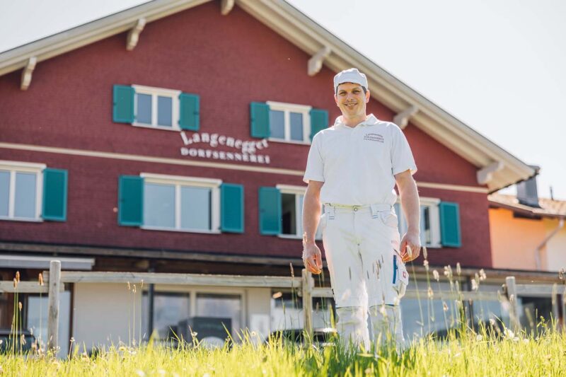 Vor Dem Markanten Gebäude Der Langenegger Dorfsennerei Steht Betriebsleiter Und Meistersenn Christoph Schwarzmann.