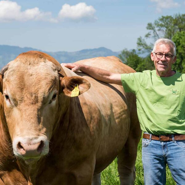 Marte Hof - Karlheinz Marte mit einem Rind auf der Weide - Foto Michael Kreyer