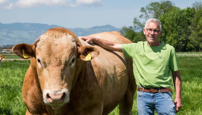 Marte Hof - Karlheinz Marte Mit Einem Rind Auf Der Weide - Foto Michael Kreyer