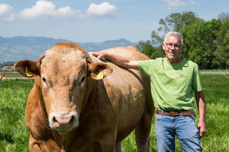 Marte Hof - Karlheinz Marte Mit Einem Rind Auf Der Weide - Foto Michael Kreyer