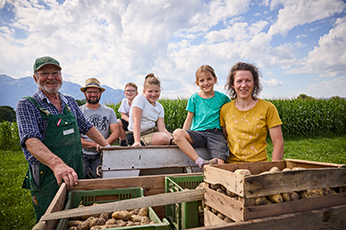 Familie Tiefenthaler beim Kartoffel Ernten, Foto: Christoph Pallinger