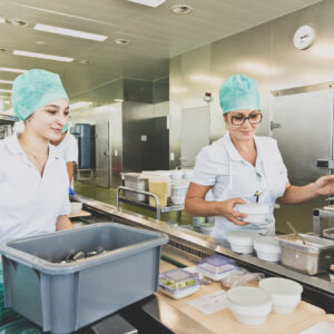 LKHB – Mitarbeiterinnen Bestücken Tabletts – Foto © Zeughaus – Patricia Keckeis