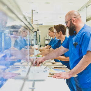 LKHB – Mitarbeiterinnen Des Krankenhauses An Der Essensausgabe © Zeughaus – Patricia Keckeis
