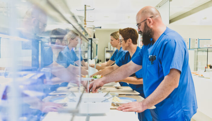 LKHB - Mitarbeiterinnen Des Krankenhauses An Der Essensausgabe © Zeughaus - Patricia Keckeis