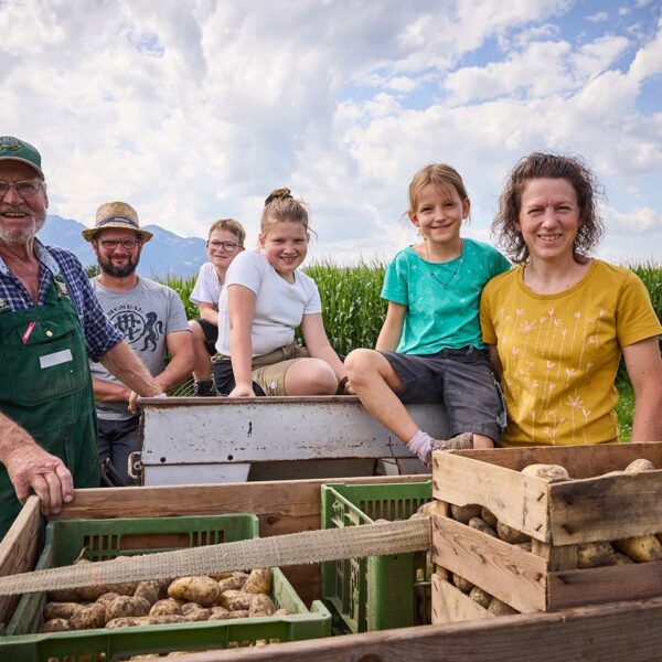 Familie Tiefenthaler beim Kartoffel Ernten, Foto: Christoph Pallinger