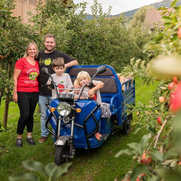 Portrait Bernhard Rauch mit Lebenspartnerin Sabine und Kindern - Familie Rauch - Foto Michael Kreyer