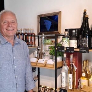 Gerhard Polzhofer (Der Edelbrenner) Vor Seinen Produkten Im Ländle Regal Im AQUARIUM (Foto: LQM)