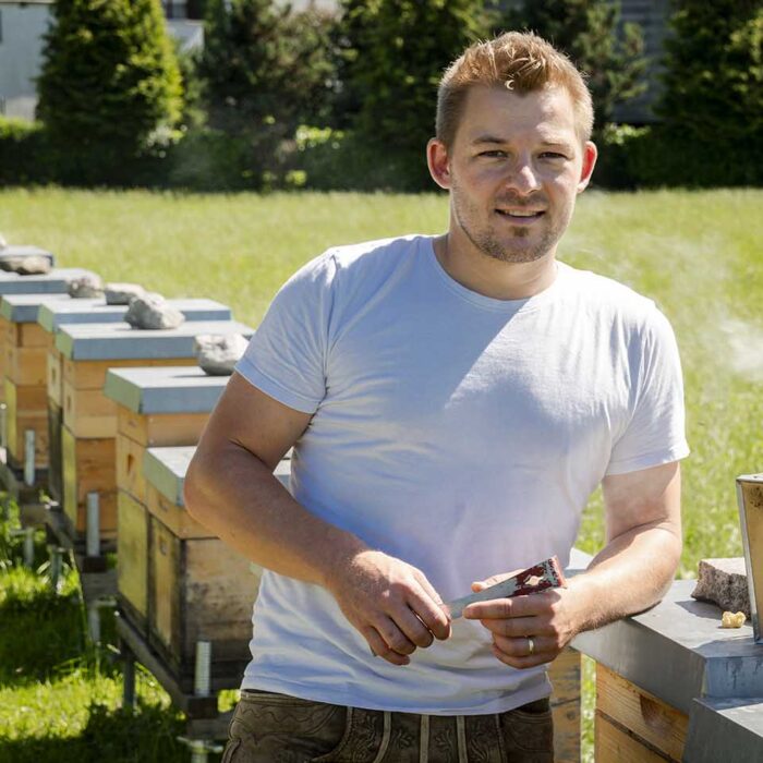 René Hetz von der Bioimkerei Apimundi bei seinen Bienenvölkern (Foto: Michael Kreyer)
