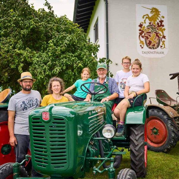 Portrait der Familie Tiefenthaler mit einem ihrer Traktoren - (Foto Pallinger)