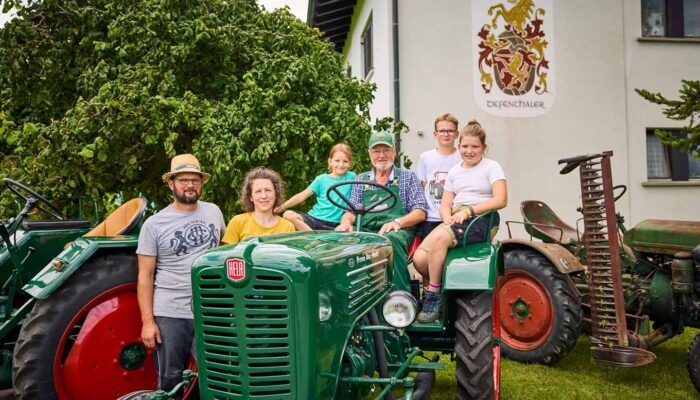 Portrait Der Familie Tiefenthaler Mit Einem Ihrer Traktoren - (Foto Pallinger)