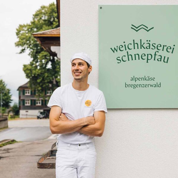 Portrait von Johannes Fink vor der Weichkäserei Schnepfau - (Foto: manuelpaul)