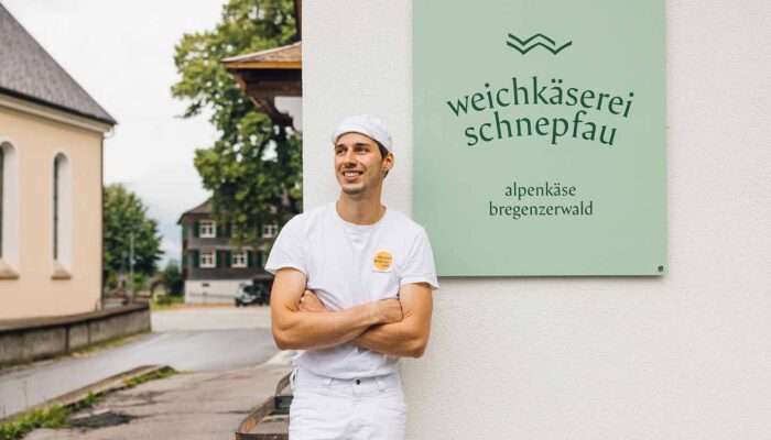 Portrait Von Johannes Fink Vor Der Weichkäserei Schnepfau - (Foto: Manuelpaul)