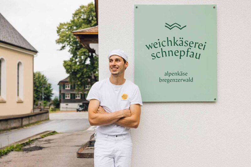 Portrait Von Johannes Fink Vor Der Weichkäserei Schnepfau - (Foto: Manuelpaul)