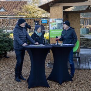 Ländle Christbaum PK 2025 Mit Marcel Strauß (Ländle Marketing), Balbina Jochum (Ländle Christbaum Produzentin) Und Thomas Ölz (LK Vorarlberg) (Foto: LQM)