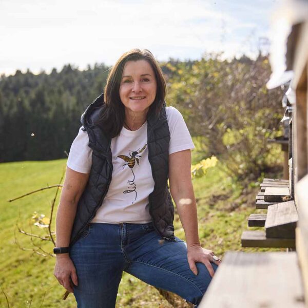 Martina Pinzger vor ihren Bienenstöcken - Foto Pallinger