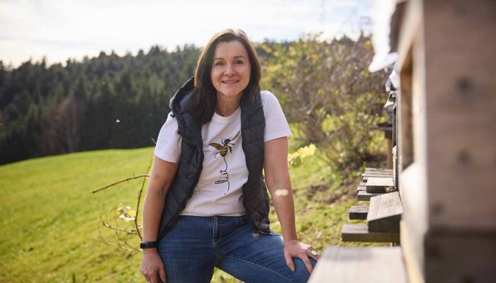 Martina Pinzger Vor Ihren Bienenstöcken - Foto Pallinger