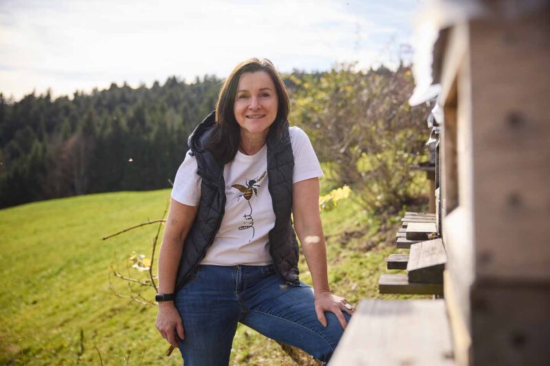 Martina Pinzger Vor Ihren Bienenstöcken - Foto Pallinger